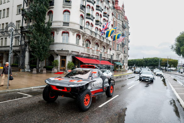 Mattias Ekström och Emil Bergkvist cruisar eldrivet på Strandvägen med Dakarbilen RS Q e-tron.