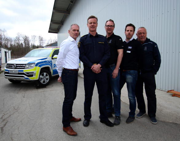 Från vänster: Jan Svensson (Euro-Lans), Anders Månsson (polisens nationella processledare för hund), Tomas Jonsson, ingenjör NOA Utvecklingscentrum, Fredrik Enkvist (Volkswagen Group Sverige) och Anders Mattsson (NOA).