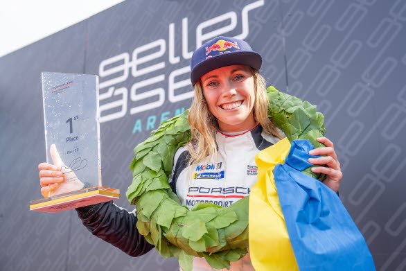 Mikaela Åhlin-Kottulinsky körde hem segern i Porsche Sprint Challenge Scandinavia på Gelleråsen Arena 2022.