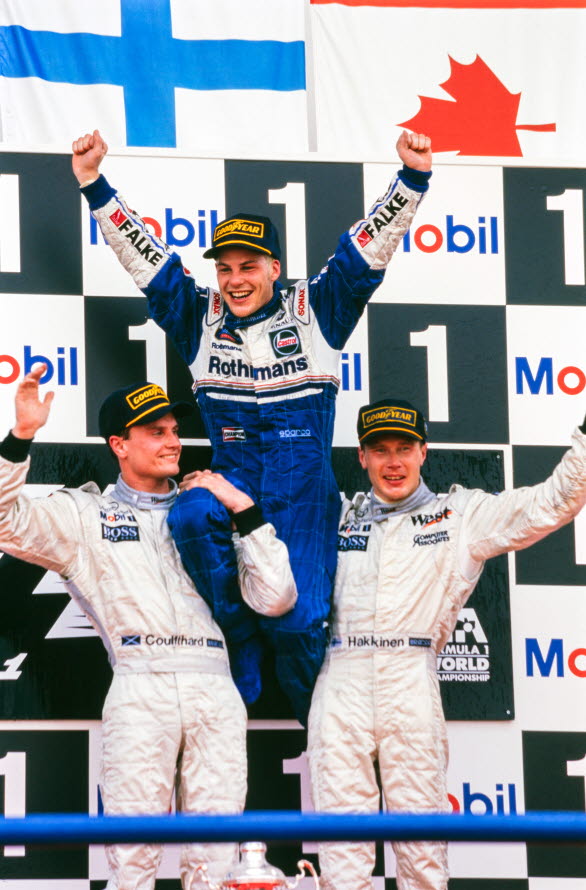 1997 års Formel 1-världsmästare Jacques Villeneuve kommer till start på Gelleråsen Arena i Porsche Sveriges gästbil. Bilden: Jacques Villeneuve firar VM-segern 1997 med David Coulthard och Mika Häkkinen. Foto: Motorsport Images