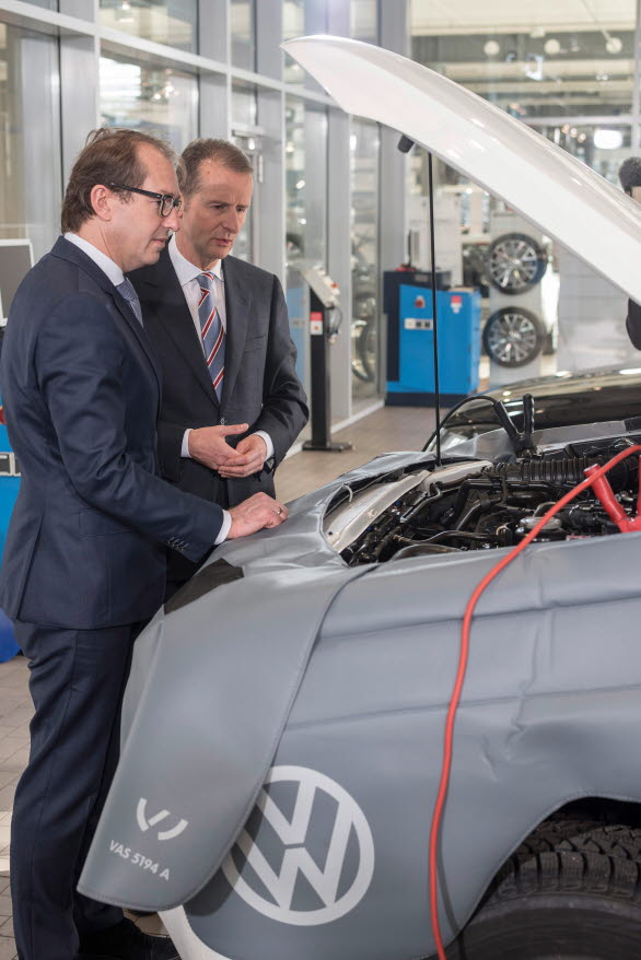 Tyske transportministern Alexander Dobrindt i samspråk med Herbert Diess, chef för märket Volkswagen.