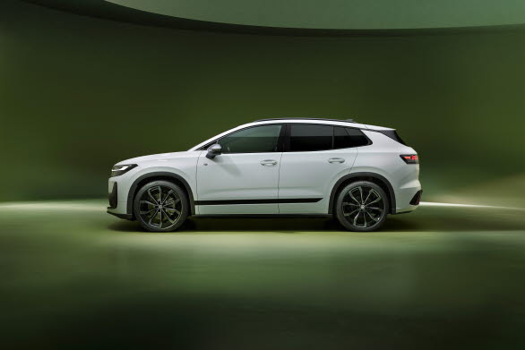 Tiguan R-Line har en lätt individualiserad silhuett med bland annat 20-tums lättmetallfälgar i R-Line-design, högblanka svarta detaljer fram, spegelkåpor i kontrastfärgen Night Chrome och R-logotyp under ytterbackspeglarna.