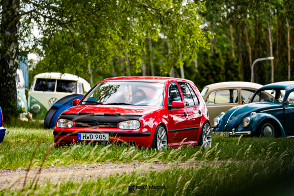 Dåtid möter nutid − Från klassiska Bubblor till moderna Golf-modeller. På Bug Run möts flera generationer Volkswagen-entusiaster kring samma passion.