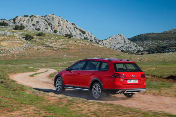 Golf Alltrack har högre markfrigång och är som standard utrustad med bland annat 4MOTION fyrhjulsdrift, DSG-växellåda och 17” lättmetallfälgar.