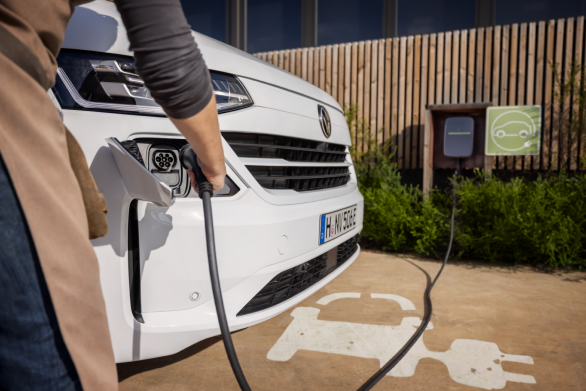 Utökad nettoffekt i e-Transporter ger totalt 70 kWh brukbart energiinnehåll och en maximal räckvidd på upp till 370 km. 4MOTION fyrhjulsdrift är ett nytt tillval på den elektriska Transporter.