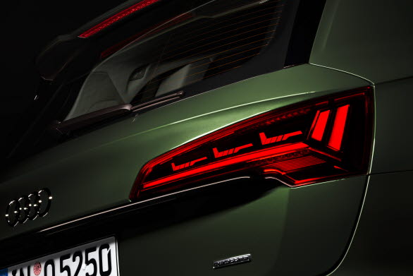 Audi först med att lansera digital OLED-bakljus. Här i Audi Q5.