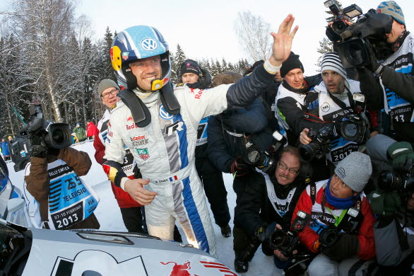 Sébastien Ogier och kartläsaren Julien Ingrassia jublar efter segern i Rally Sweden 2013.