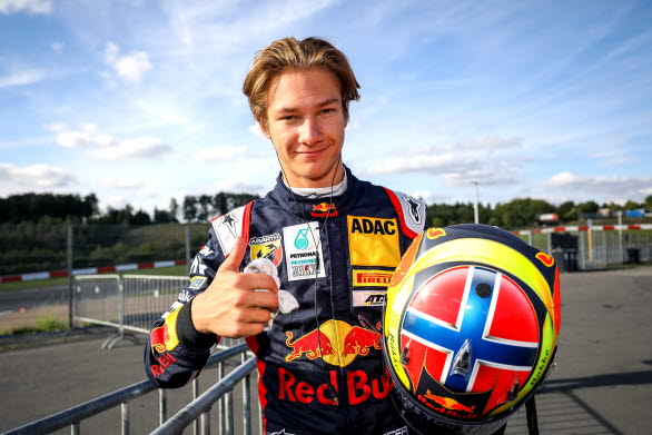 Dennis Hauger är ett av Skandinaviens stora framtidslöften. Den 16-årige Aurskog-föraren kör i år FIA F3 och är en av åtta förare i Red Bull Junior Team. Som gästförare i Porsche Carrera Cup Scandinavia kommer Dennis att visa upp sig på norska Rudskogen Motorsenter 11-12 september.