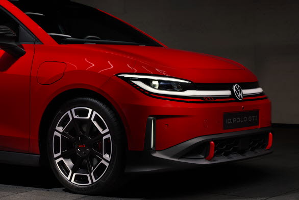 De rödlackerade vertikala elementen på sidorna påminner om bogseröglorna från motorsporten.