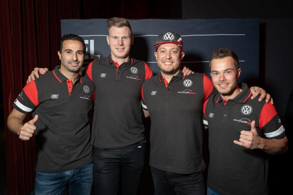 Johan Kristoffersson flankeras av teamkompisarna i WTCR-teamet Sébastien Loeb Racing för Volkswagen Motorsport: Mehdi Bennani, Rob Huff och Benjamin Leuchter