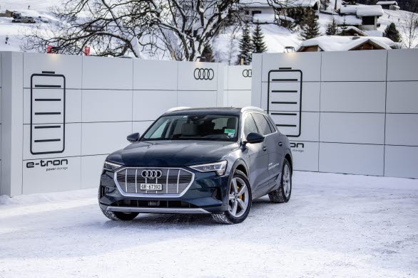 Audi e-tron laddas vid mobila laddstationer tillverkade av återanvända batterier under World Economic Forum i Davos