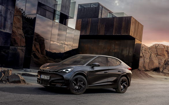 CUPRA utökar samarbetet med Sennheiser och visar nytt ljudsystem i CUPRA Tavascan Black Edition på bilsalongen i Paris.