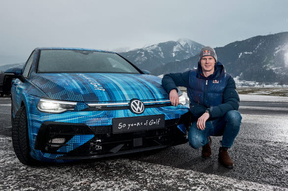 – Jag älskar att köra en kraftfull fyrhjulsdriven bil på snö och is – särskilt om det är en R-modell, säger Johan Kristoffersson.