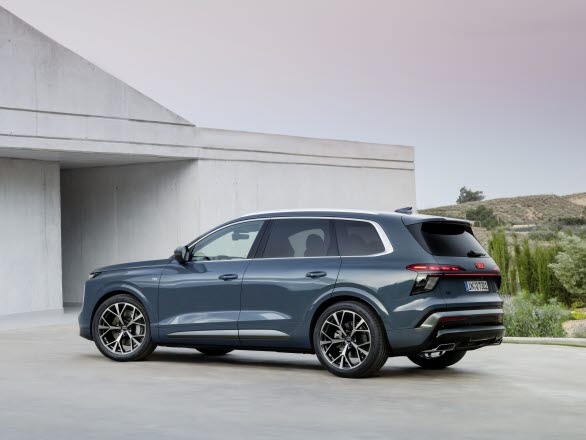 Premiär för nya sjusitsiga Audi Q7 med adaptiv luftfjädring och quattro. Säljstart i juni och första leveranser i september