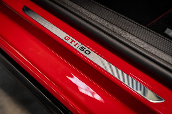 Utvändigt sitter GTI 50-logotypen på takspoilern och på insidan av ytterbackspeglarna. Andra exklusiva detaljer är speciella instegslister, ett svartlackerat tak, svarta ytterbackspegelkåpor och svarta slutrör på avgassystemet.