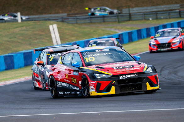 Viktor Andersson är just nu fyra i mästerskapet TCR Europe inför finalhelgen i Barcelona. Han tävlar med CUPRA Leon VZ TCR.