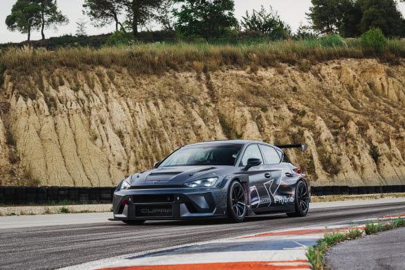 Leon VZ e -Hybrid Racer kombinerar elmotorn från nya CUPRA Raval, förbränningsmotorn från Leon VZ och den beprövade batteritekniken från Leon PHEV och fungerar som CUPRA:s testbänk för en ny, mer lättillgänglig motorsportarkitektur.