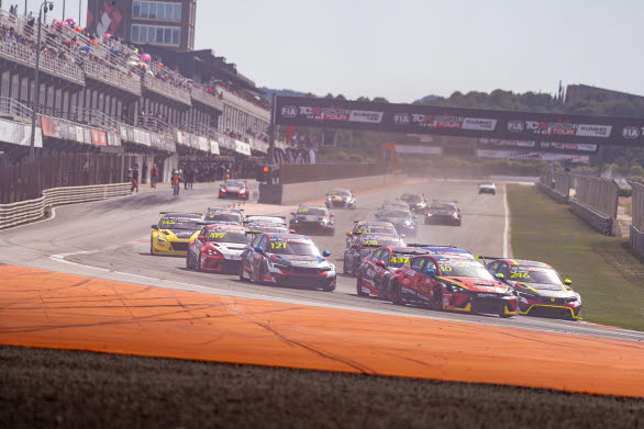 CUPRA Leon VZ TCR i täten i det 29 bilar starka startfältet.