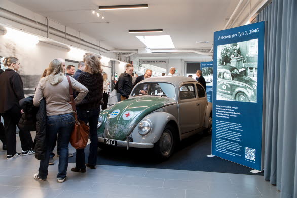 Den historiska utställningen blev välbesökt när företagets medarbetare fick ta del av den.