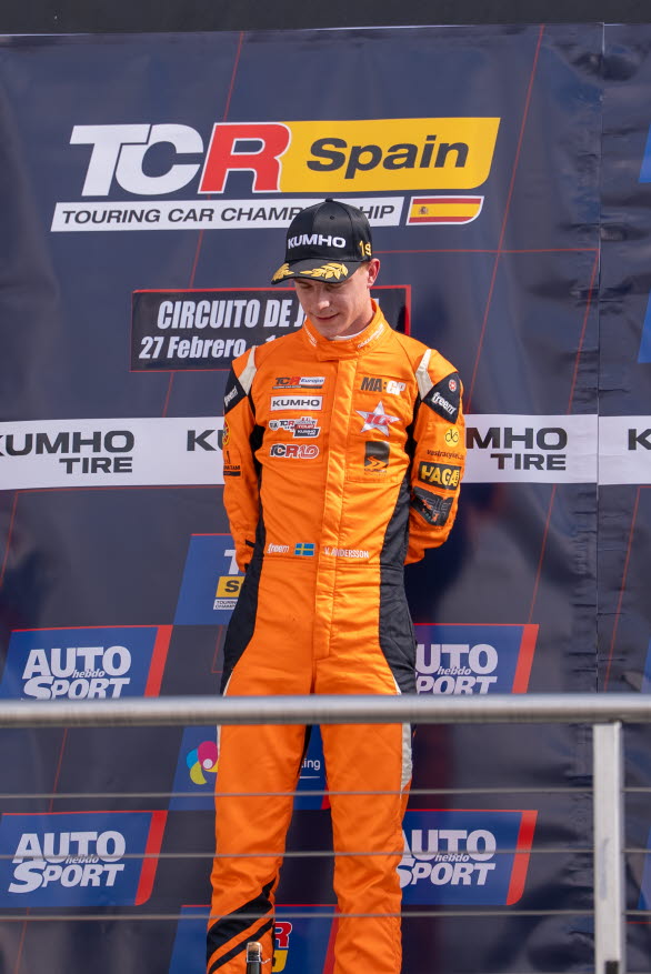 22-åringen från Linköping leder det spanska TCR-mästerskapet TCR Spain och är med i toppstriden i TCR Europe.