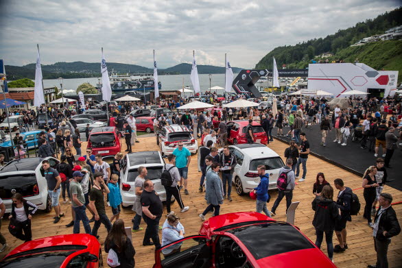På GTI-träffen vid Wörthersee samlas varje år tusentals Volkswagen-entusiaster.