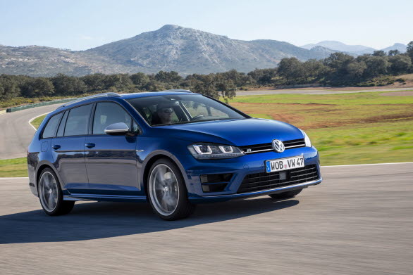 För första gången lanseras nu en kombiversion av familjens flaggskepp Golf R. För drivningen av nya Golf Sportscombi R svarar en 2,0-liters turboladdad och direktinsprutad bensinmotor (TSI) på 300 hk. 