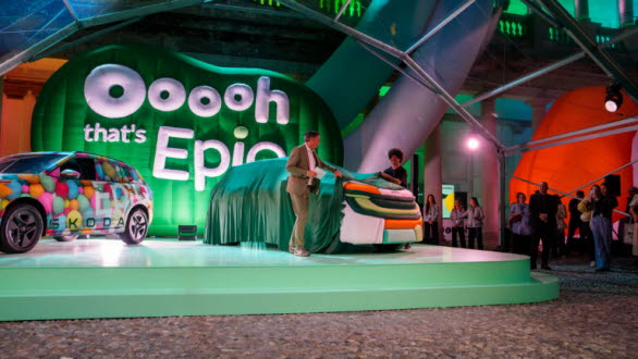 Skoda Auto:s VD Klaus Zellmer avtäcker Ricardo Orts konstinstallation tillsammans med konstnären själv