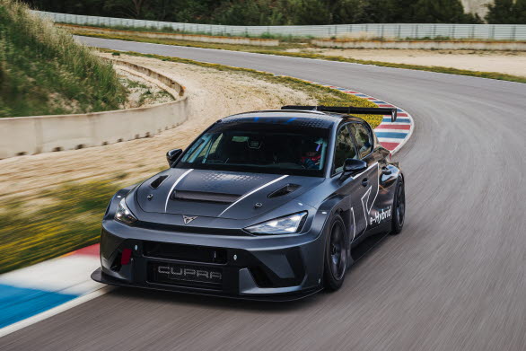 Från gatorna till tävlingsbanan – CUPRA bevisar att elektrifierad prestanda inte innebär kompromisser, utan sätter en ny standard för kompromisslös körning.