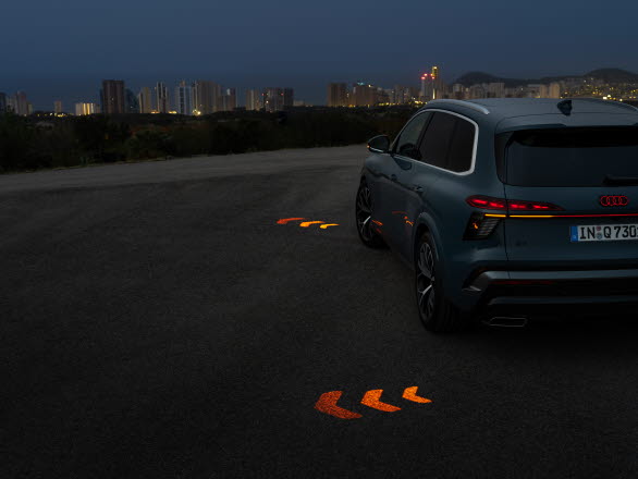 Nya Audi Q7 med världsnyhet: projicerande blinkers för ökad säkerhet erbjuds i kombination med OLED-bakljus eller digitala Matrix-strålkastare