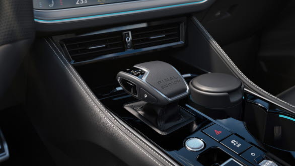 "FINAL EDITION" är präglat i lädret överst på växelspaken.