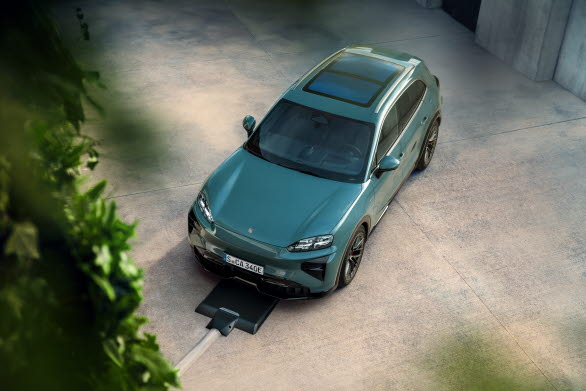 Cayenne Electric är den första modellen från Porsche som kan beställas med induktiv laddning, ett system som laddar med upp till 11 kW.