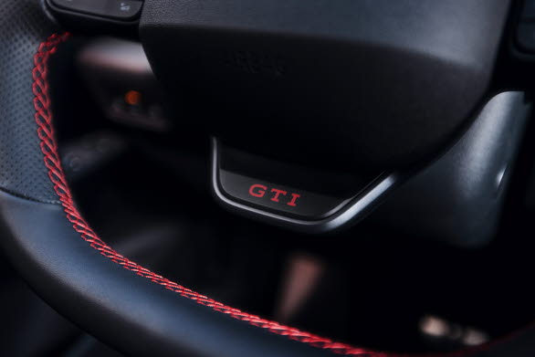 Så snart föraren trycker på den belysta GTI-knappen, integrerad vid klockan sex i den nya multifunktionssportratten, aktiveras en ny körprofil: GTI-läget.