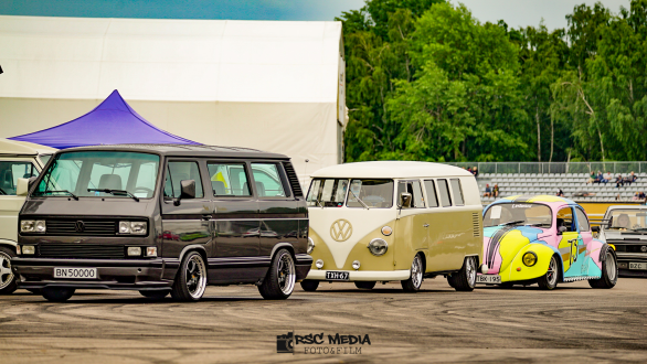 Luftkylt möter vattenkylt − På Bug Run står klassiska Bubblor sida vid sida med nyare Volkswagen-modeller – en unik mötesplats för flera generationer entusiaster.