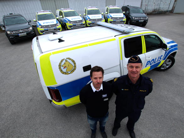 Volkswagen Group Sveriges ansvarige för polisbilar, Fredrik Enkvist (t.v.) lämnar symboliskt över de sju första tillverkade polis-Amarokerna till polisens nationella processledare för hund, Anders Månsson (t.h.).