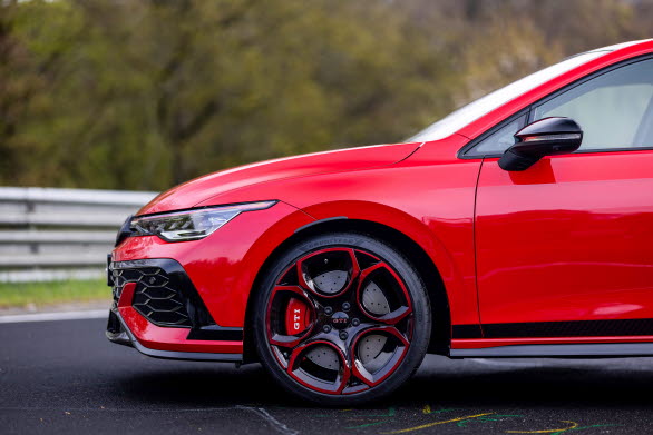 GTI-Performance-paketet (tillval) innehåller Potenza Race semi-slick-däck i storlek 235 från Bridgestone på 19-tums smidda Warmenau-fälgar.
