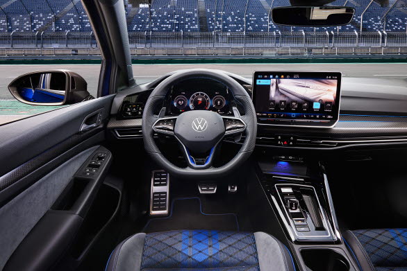 Digital Cockpit Pro i Golf R har en ”Sport Skin”-vy med en central rund varvtalsmätare i R-specifik design.