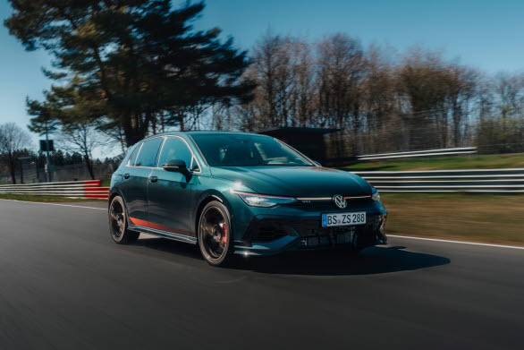 Golf GTI EDITION 50 sätter nytt rekord i ”Green Hell” (här i tillvalsfärgen Dark Moss Green metallic).