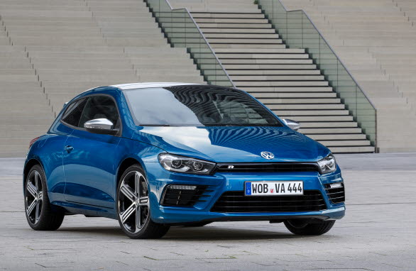 Kännetecken för Scirocco R är de ”R”-stylade stötfångarna fram och bak, som har en sportigare design, liksom fälgarna. Fram är det speciellt de tre stora luftintagen (högglans), de standardmonterade bi-xenon-strålkastarna, LED-varselljusen och LED-blinkersen som drar blickarna till sig. 