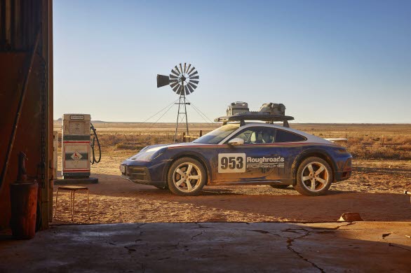 Porsche 911 Dakar med Rallye Design Package och takräcke med integrerade extraljus.
