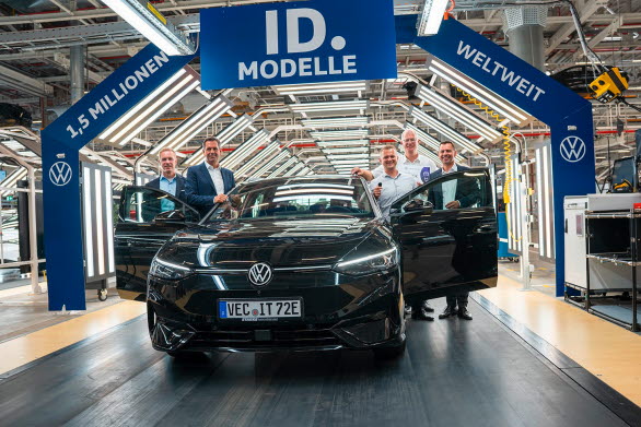 Jubileumsbilen är en svart ID.7 Tourer. Från vänster: Kai Grünitz, Olaf Lies, Robert Müller, Jörg Tegeler och Martin Sander.