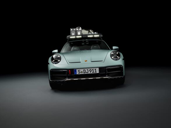 Porsche 911 Dakar i färgen Shade Green Metallic och ,takräcke med integrerade extraljus.