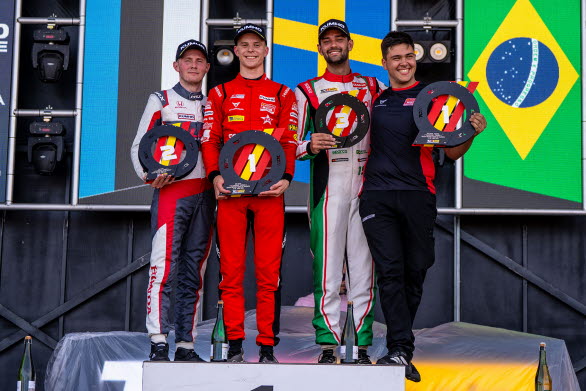 Viktor Andersson var snabbaste TCR Spain-förare i samtliga tre race och drar ifrån i ledningen i mästerskapet.