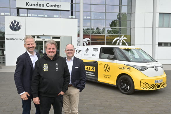 Steffen Reiche och Lars Krause från Volkswagen Transportbilars styrelse tillsammans med Rainer Zietlow.