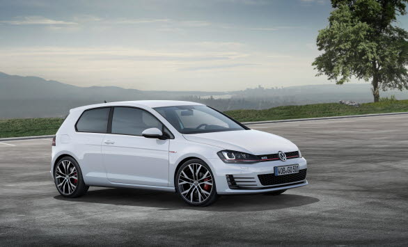 Nya Golf GTI drivs av en tvåliters turboladdad och direktinsprutad bensinmotor (TSI) med en effekt på 220 hk. Från start kommer denna sportbilsikon även att erbjudas med ytterligare en version där effekten har höjts till 230 hk. 