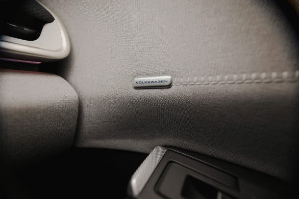 Beroende på utrustning finns detaljer som eleganta dekorsömmar i dörrpanelerna och integreringen av små ”Volkswagen”-emblem.