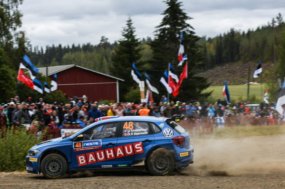 Den fanatiska rallypubliken i Finland fick njuta av Johan Kristofferssons körkonster.