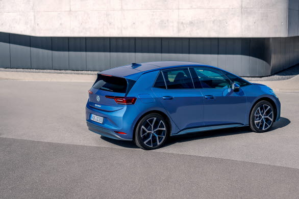 Taket, bakspoilern och bagageluckan lackerade i bilens kulör, vilket gör att ID.3 Neo ser längre, plattare och mer dynamisk ut.