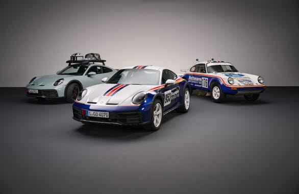 Porsche 911 Dakar i Shade Green Metallic (t.v.) och med Rallye Design Package (mitten), samt vinnarbilen från 1984 års Paris-Dakar Rally (t.h.).