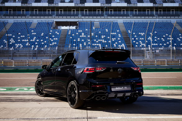 Black Edition innebär en sofistikerad mörk look: med mörkare VW-emblem och R-logotyper, svarta R-bromsok med mörk R-logotyp, svarta 19-tums Estoril-fälgar och svarta ändrör.