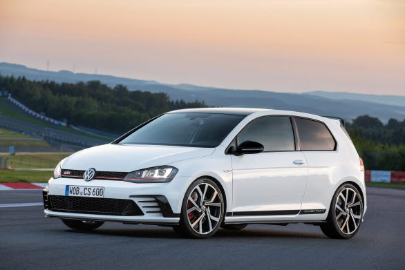 I början av nästa år fyller ikonen bland sportiga kompaktbilar – Golf GTI – 40 år. Volkswagen firar denna historiska händelse med en extra sportig specialmodell: nya Golf GTI Clubsport. 